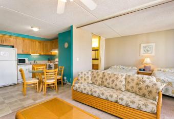 Royal Kuhio 1704 - Spacious Studio with Stunning Mountain Views in the Heart of Waikiki! allows 18 year olds to book a room