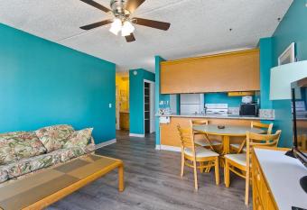 RK1701 Heart of Waikiki Close to everywhere allows 18 year olds to book a room