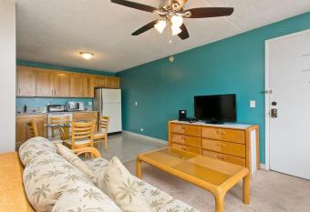 Royal Kuhio 1604 - Spacious Studio with Stunning Mountain Views in the Heart of Waikiki! allows 18 year olds to book a room