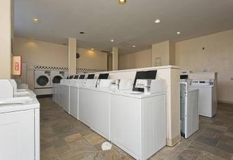 Royal Kuhio 2304 - Spacious Studio with Stunning Mountain Views In the Heart of Waikiki! allows 18 year olds to book a room