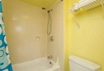 Royal Kuhio 2309 - Spacious Studio with Stunning Ocean Views in the Heart of Waikiki! allows 18 year olds to book a room