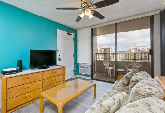 Royal Kuhio 1606 - Spacious Studio with Diamond Head City Views in the Heart of Waikiki! allows 18 year olds to book a room