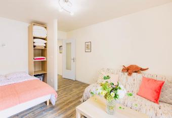 Location petit F1 neuf    Chatel-Guyon (63140) has Balcony rooms