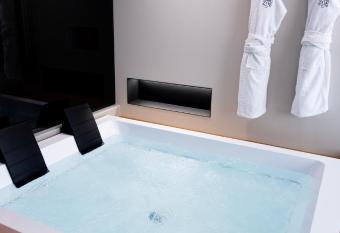 ZOE LUXURY SUITES has rooms with a private hot tub