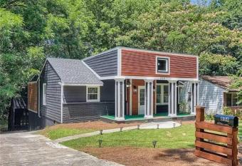 Charming Bungalow Near Downtown allows 18 year olds to book a room