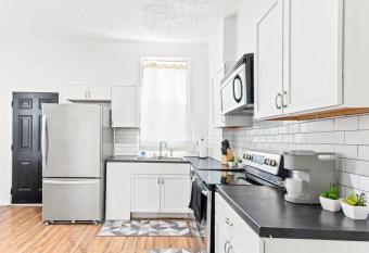 Downtown Columbus Apartment - 8 Mins from John Glenn Columbus International Airport has Balcony rooms