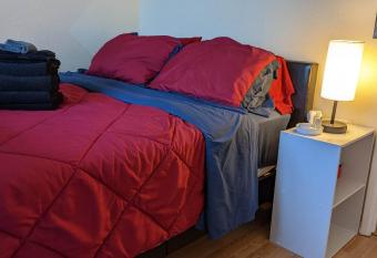 Cozy Room in a Bungalow allows 18 year olds to book a room