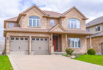 Spacious 4bdr+Study House has Balcony rooms