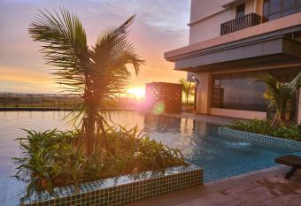 Melaka Sea View Bali Residence has rooms with a private hot tub