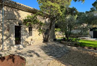 Le Mazet de l Isle sur la Sorgue allows 18 year olds to book a room