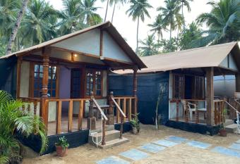 Tropical Bay Beach Cottages& Hostel has Balcony rooms