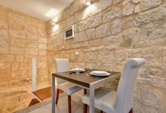 Orangery 101 - Duplex studio allows 18 year olds to book a room