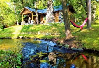 Hot Tub-Fireplace-Block to Beach-Up North Vibes allows 18 year olds to book a room