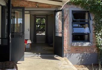 Julu Guest House has rooms with a private hot tub