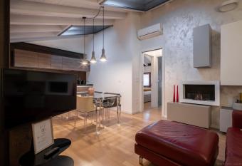 [Elegant Suite Piave]Venezia Outlet allows 18 year olds to book a room