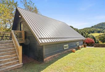 Entire Mountain Loft near Asheville with Fire pit has Balcony rooms