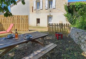 Studio dans les vignes du Domaine Millaire Fronsac allows 18 year olds to book a room