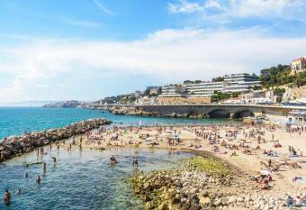 Villa Sidonie : Jardin+Jacuzzi en   t  , plage    17min    pied has rooms with a private hot tub