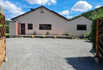Yvoir, la porte des Ardennes has rooms with a private hot tub