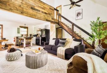 Private modern rustic cabin close to everything. allows 18 year olds to book a room