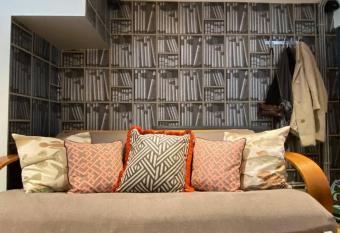 Smugglers Heritage Cottage, very Central in vibrant Brighton has Balcony rooms