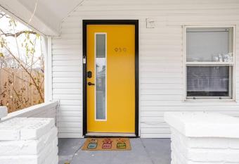 *NEW* Modern 3 BR cottage in downtown with parking has Balcony rooms