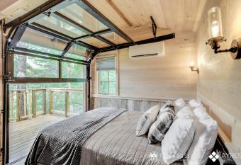 The Blackjack Oak in Treehouse Grove at Norton Creek has rooms with a private hot tub
