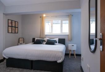 Lovely one bed flat in Stoke-on-Trent town centre. allows 18 year olds to book a room