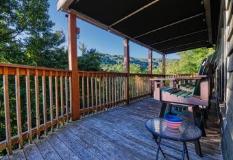 4 Seasons Chalet Views Hot tub Game Room has rooms with a private hot tub