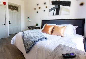 Gaslamp Walk to Petco Park-Studio-Laundry-A C allows 18 year olds to book a room