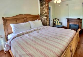 Piedmont House - Secret Garden has Balcony rooms