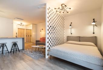 Maluno Vilos Jura Apartamentai has rooms with a private hot tub