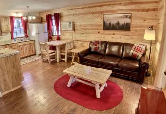 Hickory Brook Cabin has Balcony rooms