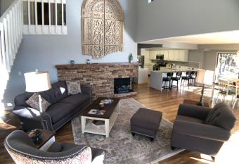 Tranquil Mountain Retreat has Balcony rooms