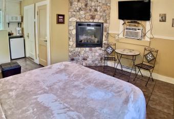 Oak Crest - The Tuscany Dream Rock Cottage 08 has Balcony rooms