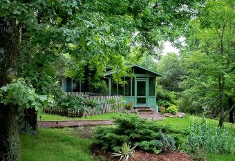 Moon Dance Cottage has Balcony rooms