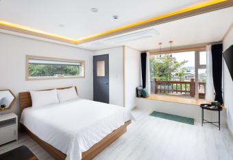Jeju Abientot allows 18 year olds to book a room