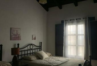 Casa # 5 Hermano Pedro has rooms with a private hot tub