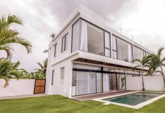 Villa Luna Kedungu: Modern 2-BR w/ pool & rooftop has Balcony rooms