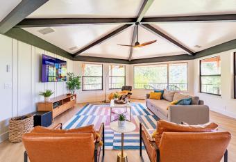 Secluded Mtn Top Family Haven w/Views Spa & Arcade has Balcony rooms