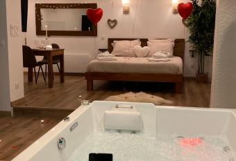 Love room Unique - Sauna / Jacuzzi allows 18 year olds to book a room