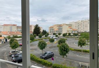 Spacieux appartement    250 m de la plage, Champollion. has Balcony rooms