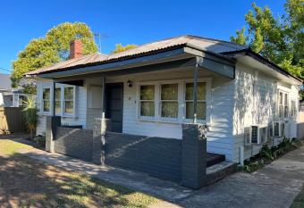 Cozy 1950s central Wodonga 3br cottage has Balcony rooms