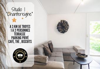 Studio Chantereigne 3km Troyes Jardin Parking has Balcony rooms