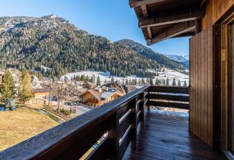 Ciasa Apelli has Balcony rooms