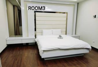 Bungalow cheras hijauan residence HomeStay 6 bedrooms has rooms with a private hot tub