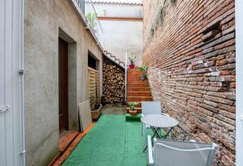 Les Platanes allows 18 year olds to book a room