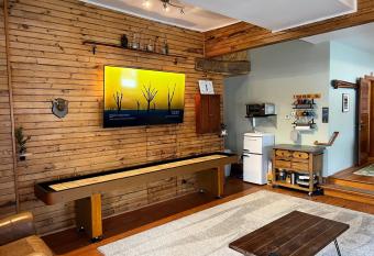 Prime Location NC ASR Main Apt 2 and Club House allows 18 year olds to book a room