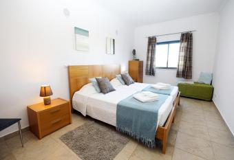 A68 - Palmeiras Paz Apartment has rooms with a private hot tub