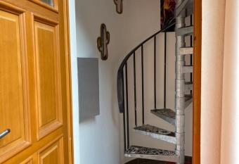 Location Studio de charme 1er   tage allows 18 year olds to book a room